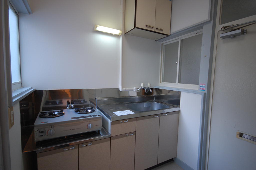 Kitchen. With gas stove 2-neck type