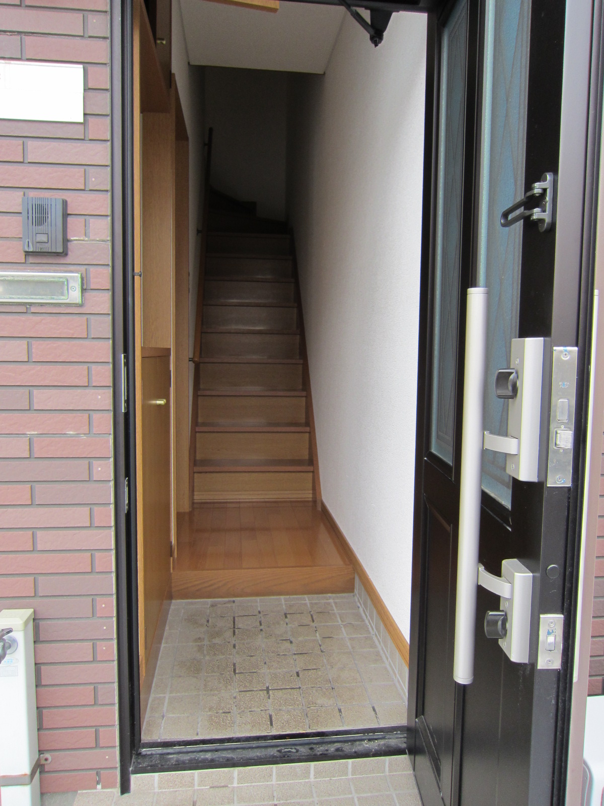 Entrance. With shoebox of large capacity, Double-key entrance door