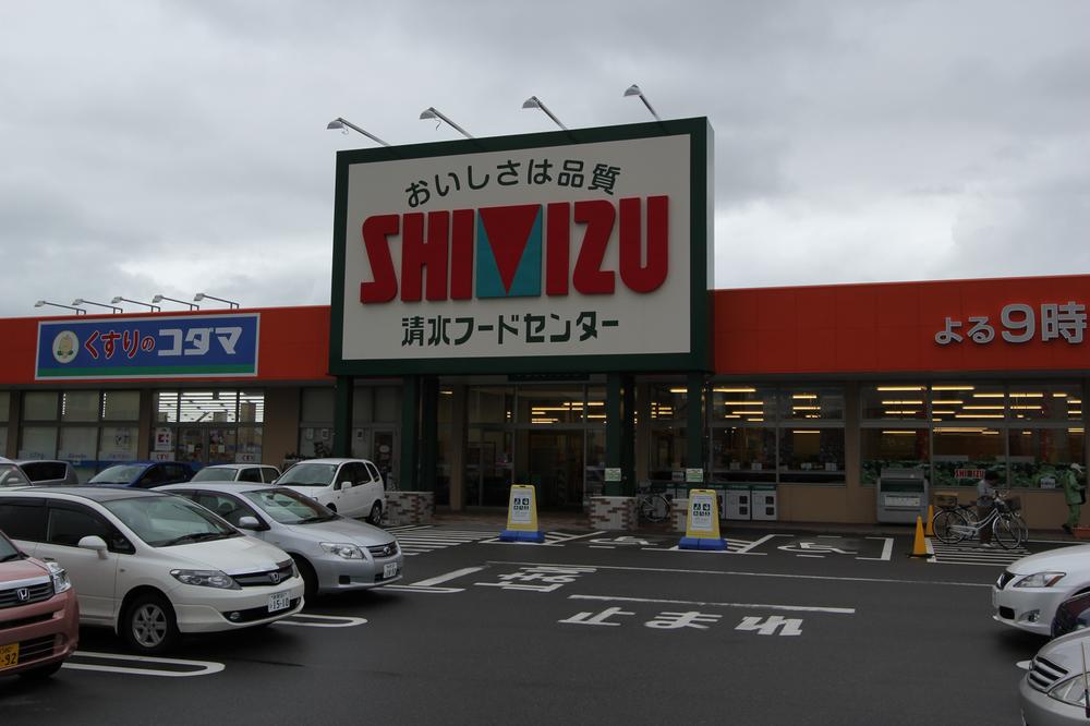 Supermarket. 730m until Shimizu Food Center Aoyama