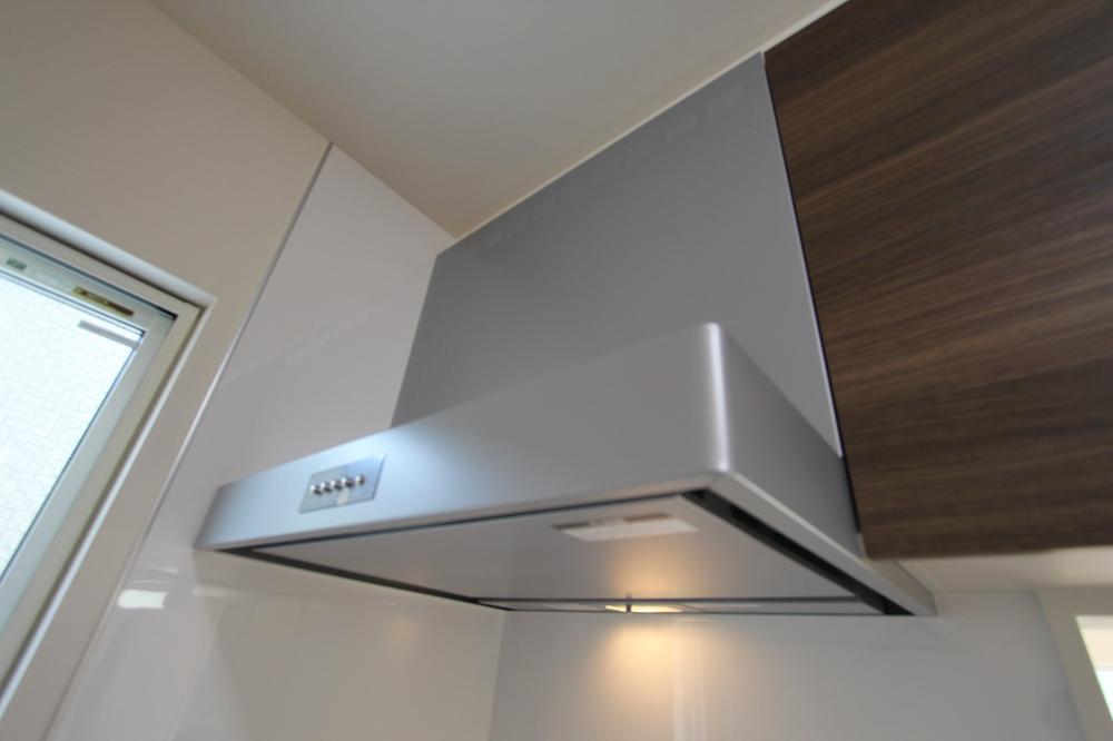 Kitchen. A flat-screen sirocco fan standard equipment
