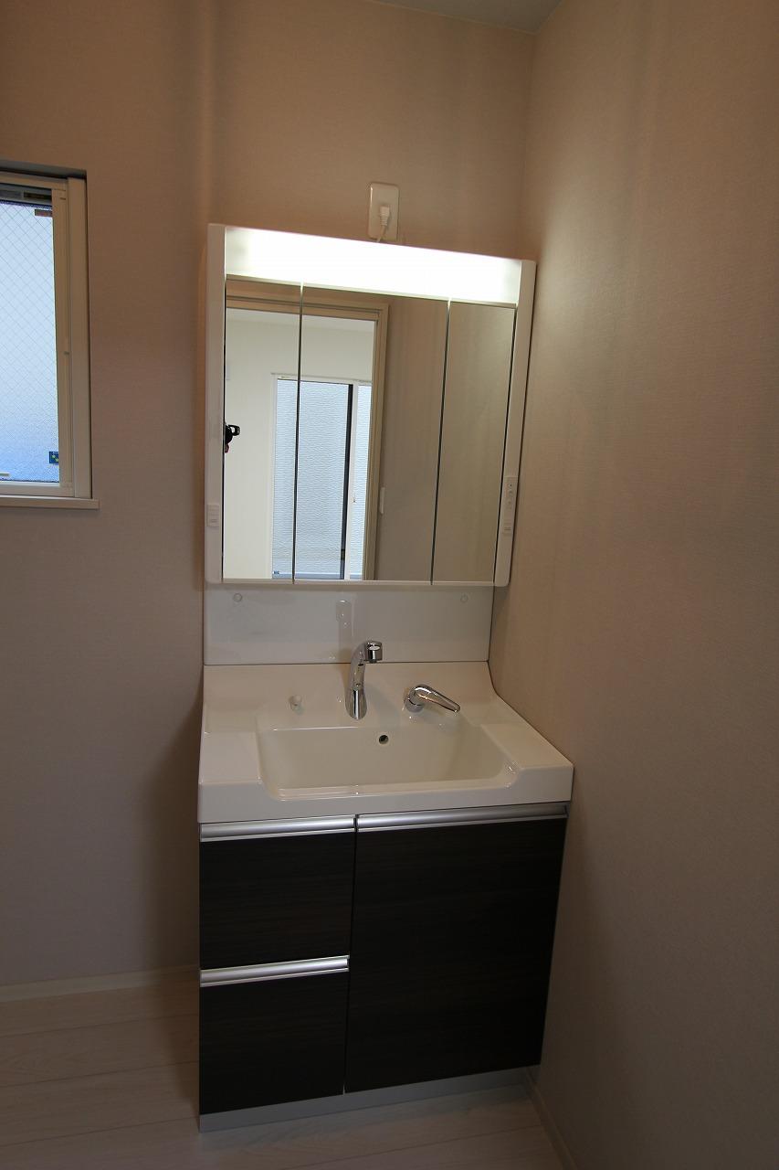 Wash basin, toilet. Indoor (12 May 2013) Shooting