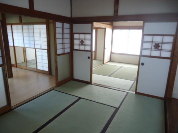 Non-living room. Wide Japanese-style room has a feeling of opening