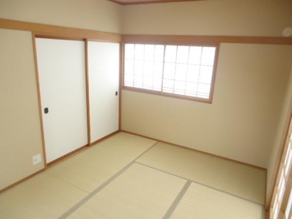 Non-living room. New tatami smell of pleasant second floor Japanese-style room