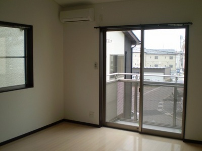 Living and room. Medium room does not have windows side