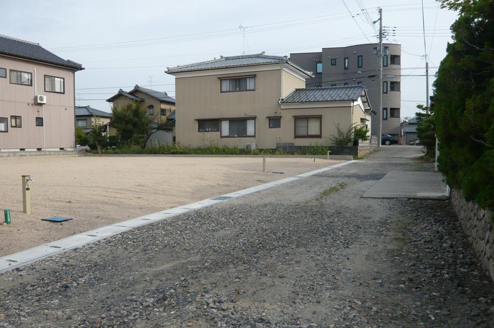 Overlooking the main road direction than 4m passage