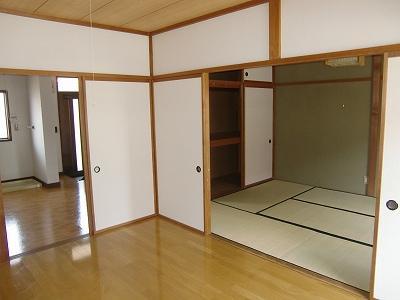 Living and room. You can use spacious open the sliding door. 