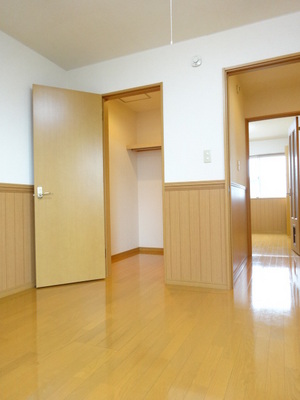 Living and room. Second floor of the Western-style in one large storage! Walk-in closet ☆