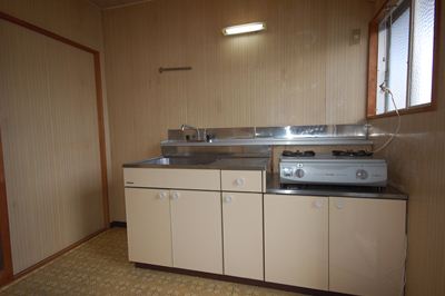 Kitchen. It is with gas range.