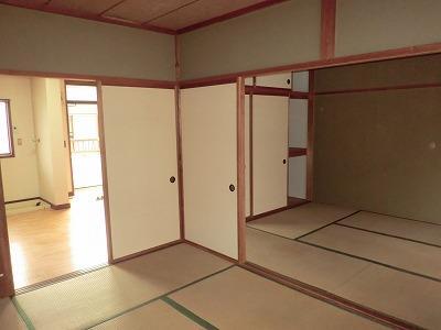 Living and room. You can use spacious you open the sliding door. 