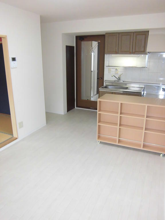 Living and room. The counter can be moved. It is a useful counter that can be used on both sides