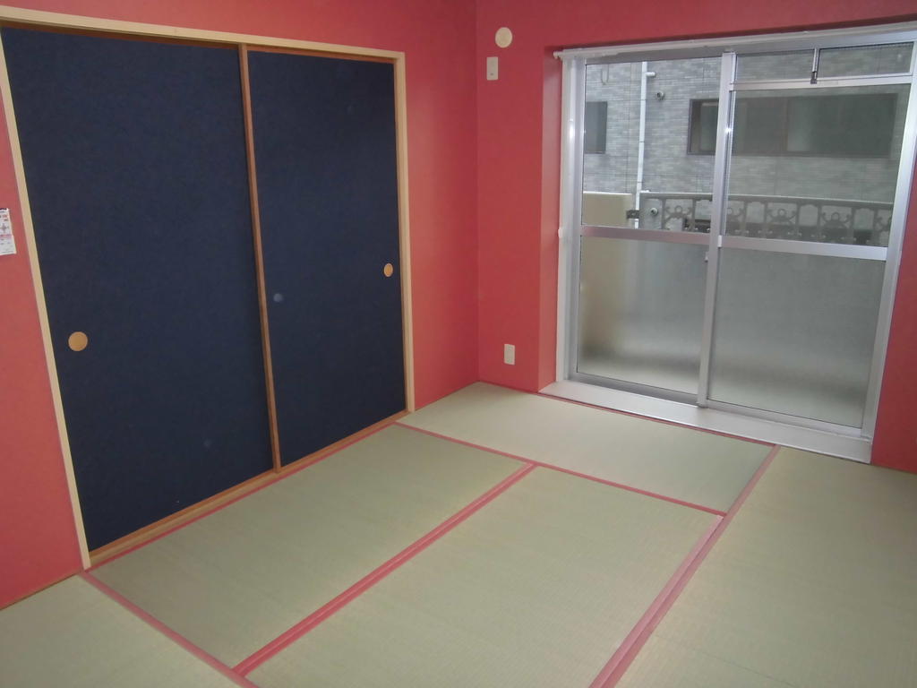 Other room space. Japanese-style room 6 quires Unify the red keynote Tatamien in red. 