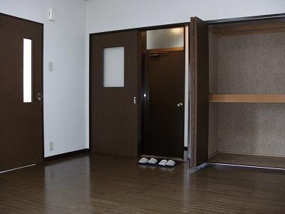 Other room space. Between the entrance and the room there is a door of the blindfold