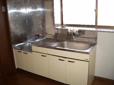 Kitchen. Bright with a window, OK, you can also ventilation also cooking oil