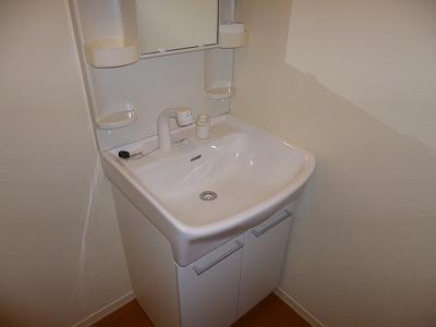 Washroom. Wide dressing room. Easy to use larger or wash basin