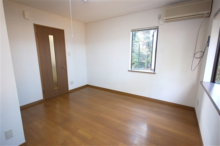 Living and room. Corner room is only 2 Men'irodori light. 