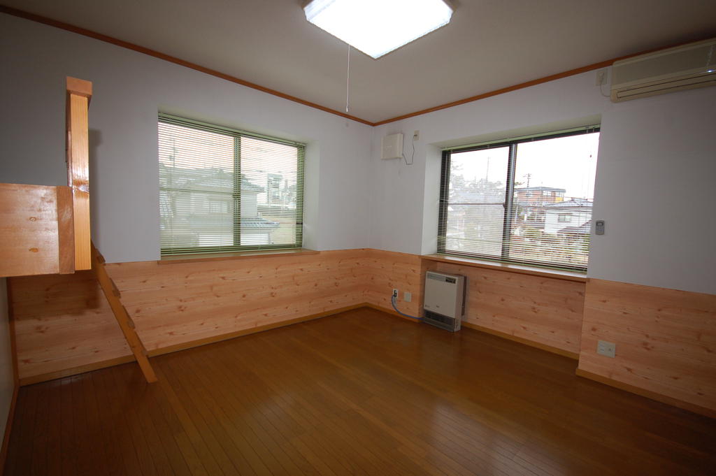 Living and room. Corner room is 2 Men'irodori light