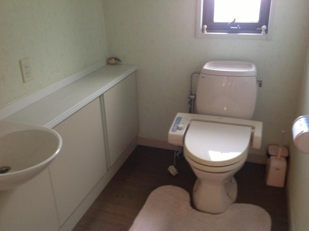 Toilet. Heart spread spacious toilet room (October 2013) Shooting