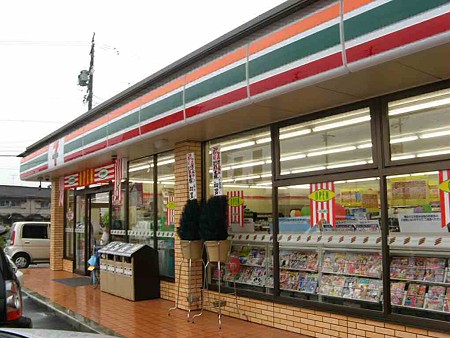 Convenience store. Seven-Eleven Tsubamesanjo Ekimae up (convenience store) 379m