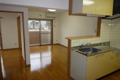 Living and room. It is a popular counter kitchen