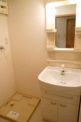 Washroom. Dressing Ease large washbasin ~