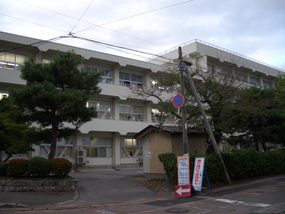 Junior high school. Shibata Municipal Saruhashi until junior high school 1625m