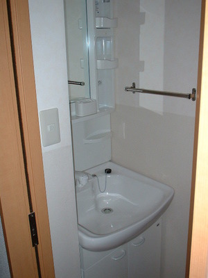 Washroom. With shampoo dresser, Dressed Ease