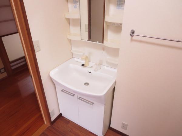 Wash basin, toilet. Second floor washroom