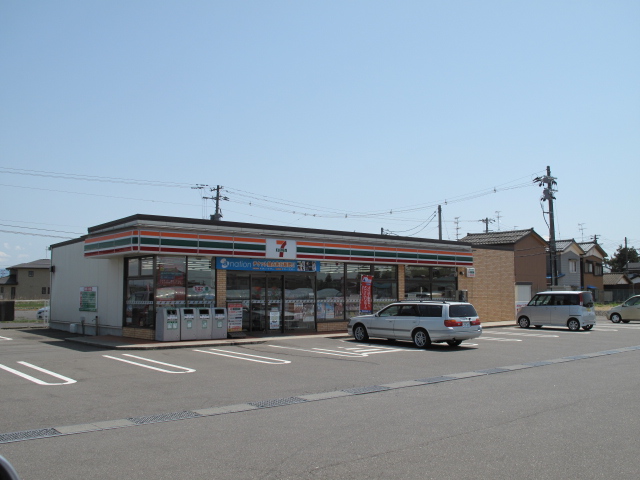 Convenience store. Seven-Eleven Tsubameminami 7-chome up (convenience store) 725m