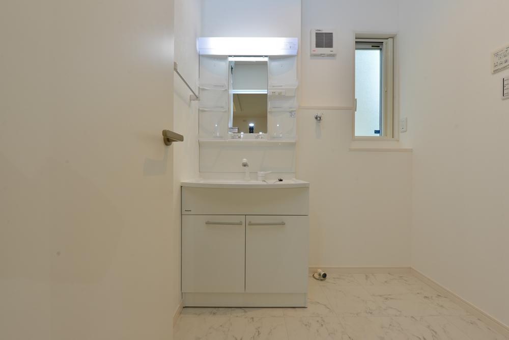 Wash basin, toilet. Indoor (June 2013) Shooting