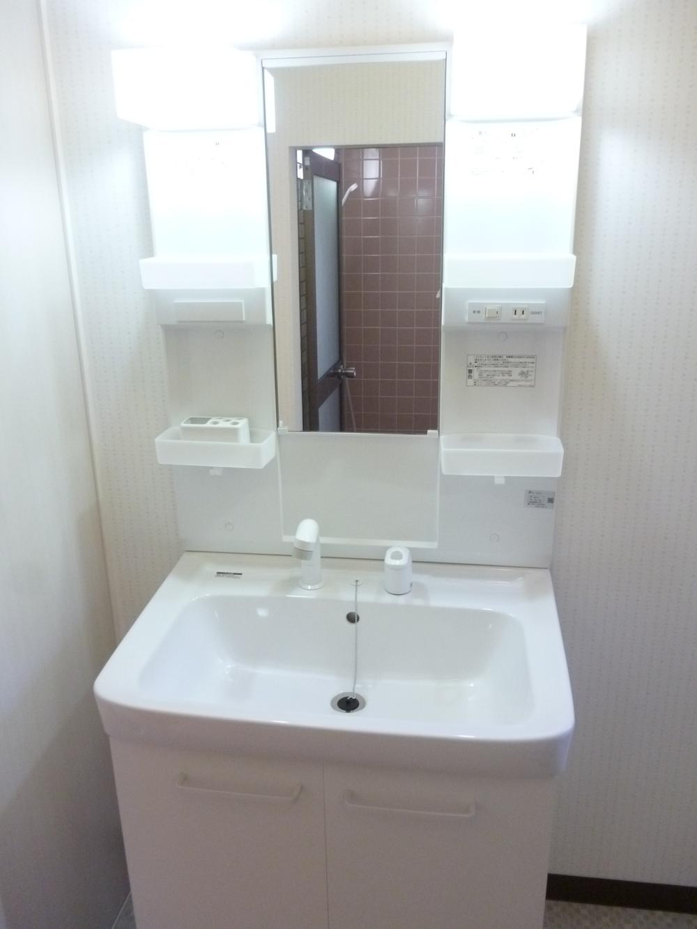 Wash basin, toilet. Wash basin is a new article! Because there is in what the second floor, It is convenient