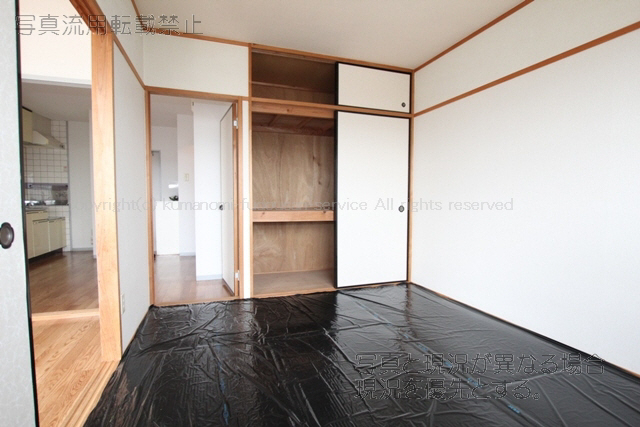 Living and room. Is a Japanese-style room. The black one is the sunscreen sheet of tatami.