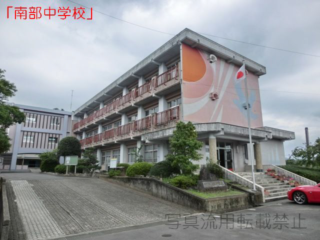 Junior high school. 433m to the southern junior high school (junior high school)