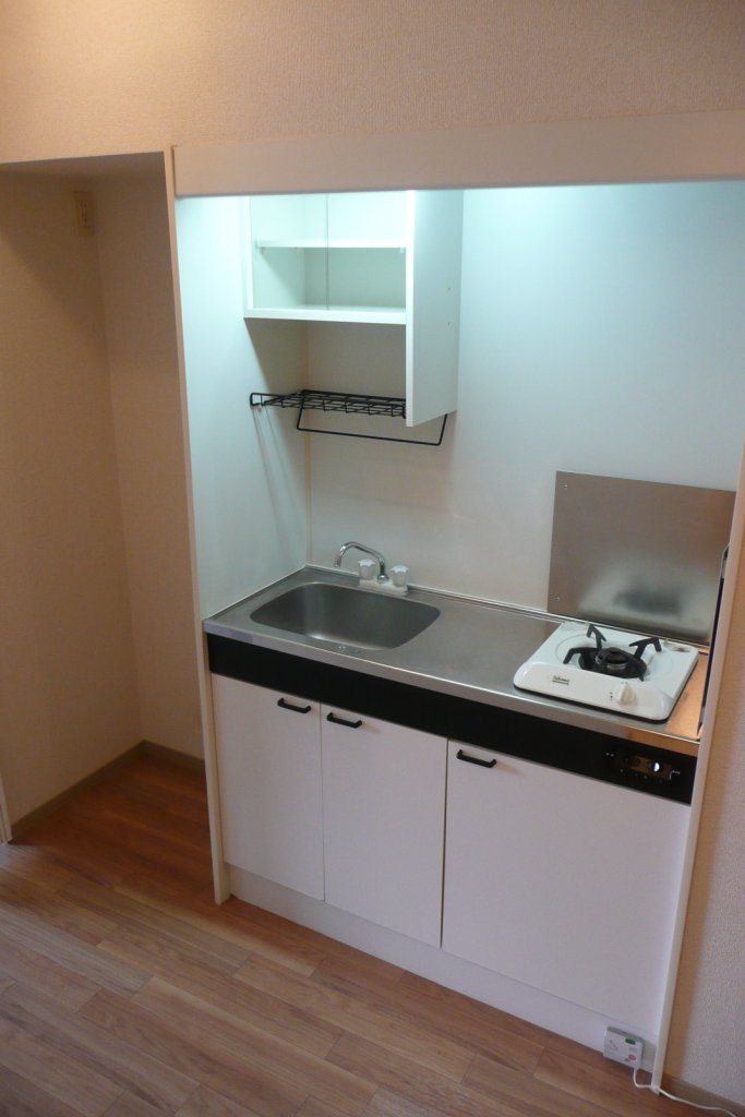 Kitchen. 1-neck with gas stove