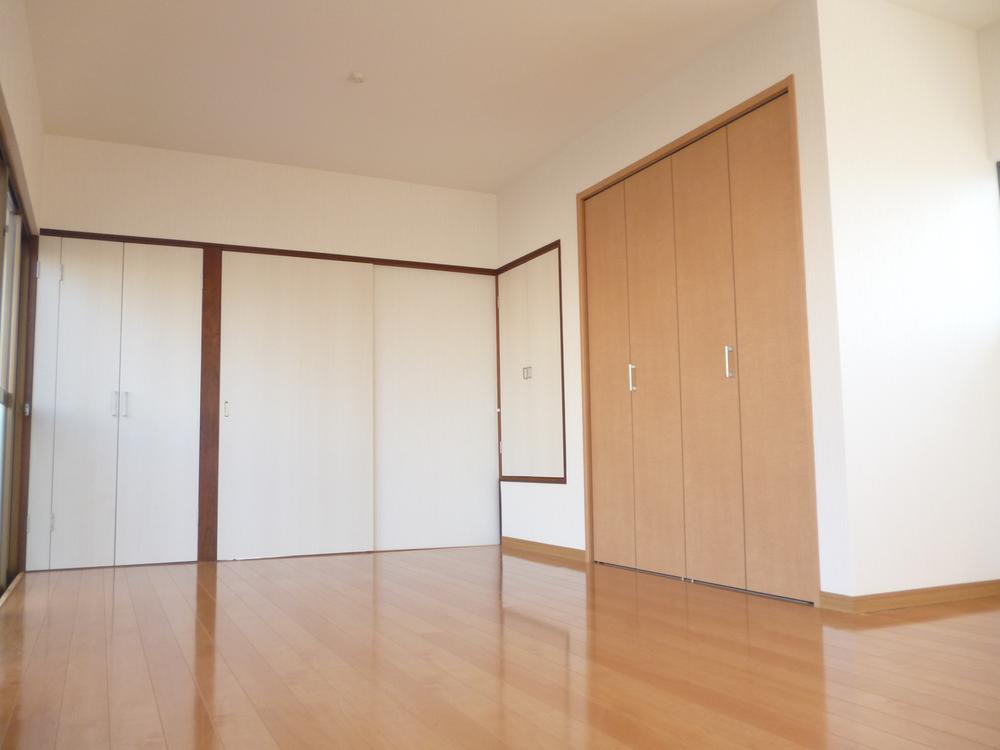 Non-living room. 2F Western-style. Storage is also widely, It is likely to be how to use a variety of rooms. 