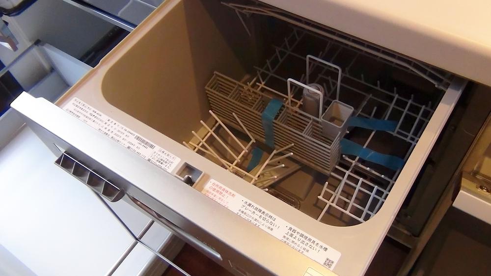 Kitchen. Dishwasher! Speedy is cleanup! It increases the time of family reunion.