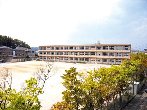 Primary school. It is convenient to go to school in 700m walking distance to the east, 稙田 elementary school