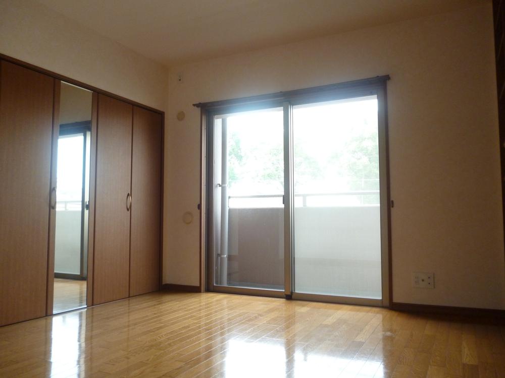 Non-living room. It is very bright room!