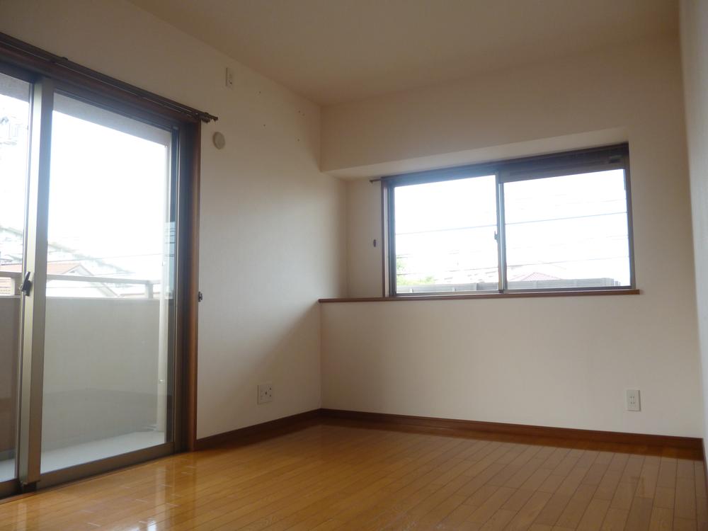 Non-living room. The room there is a bay window there is also ^ - ^