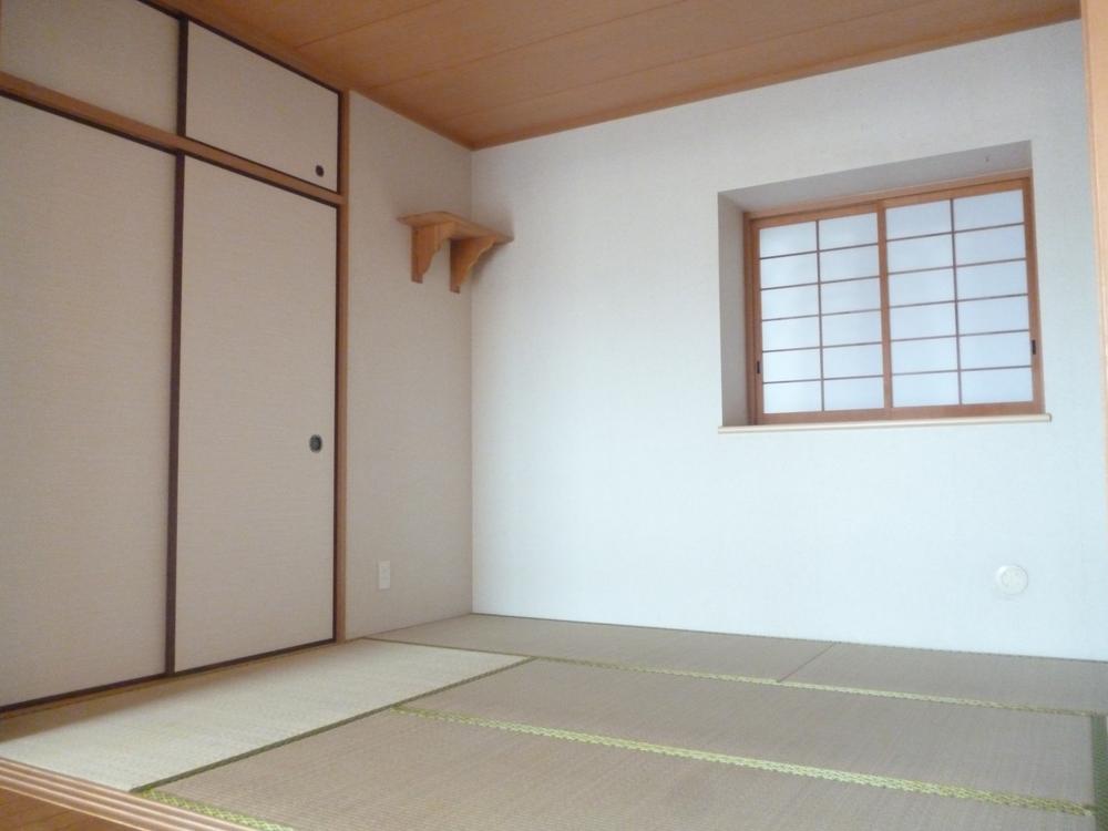 Non-living room. There is also a beautiful Japanese-style room ☆