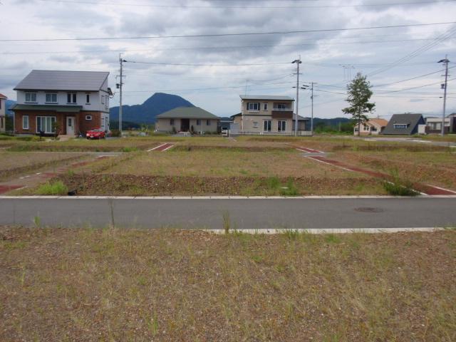 Local land photo. Side road has been established between each residential land, It mitigates the tightness of the adjacent land.