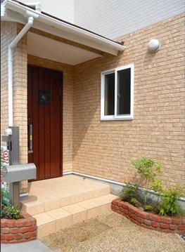 Entrance. Remote locking type insulation entrance door! You can open and close in a car keyless sense