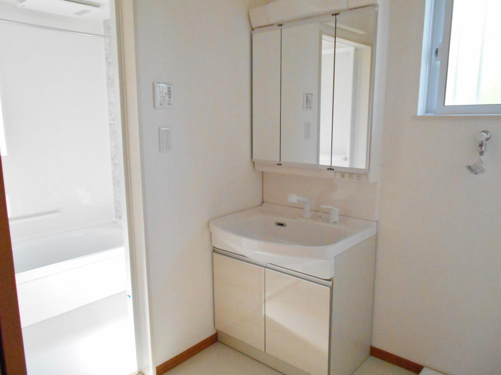Wash basin, toilet. Three-sided mirror Shampoo dresser