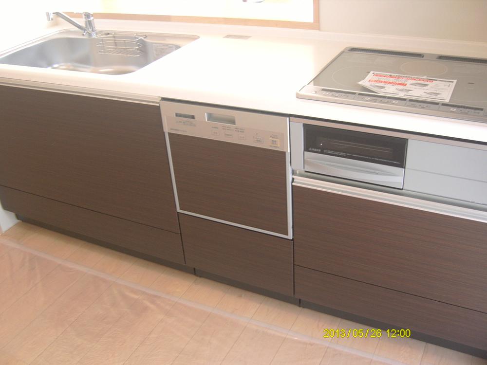 Kitchen. Face-to-face counter-type system kitchen of dish washing dryer with IH cooking heater, which was a combination of Eco Cute