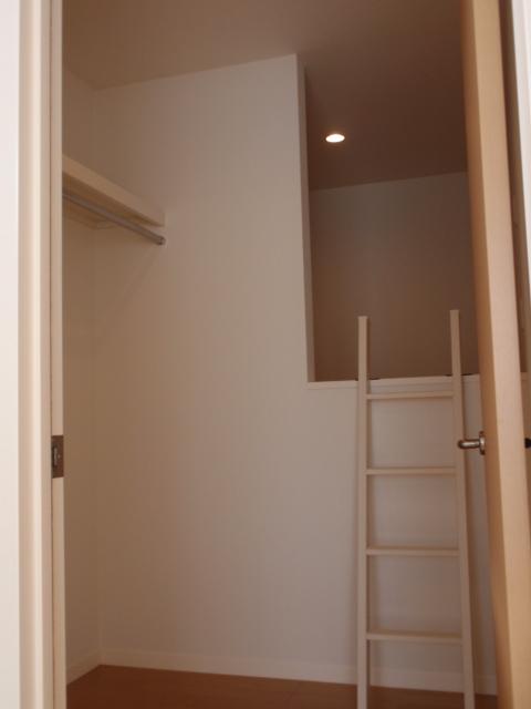 Same specifications photos (Other introspection). Loft in the back of the closet also has set up because it is excellent storage capacity