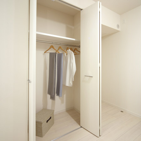 Receipt.  [Large closet] As you can use widely your living space, Coordinating rich storage. It is attention to the beautiful life.