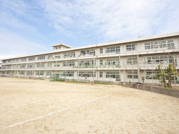 Surrounding environment. Minamioita junior high school (13 mins / About 970m)