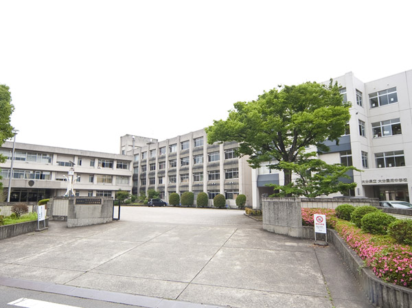 Surrounding environment. Kindergartens and nursery schools within walking distance, small ・ Junior high school is set, Dotted around each department hospital, Brought up easily is the environment a small child. Also rich Prefecture High School (pictured), Migration has been a high school in the prefecture's first public hotel type integrated middle and high schools in 2007, Toyofu junior high school was provided adjacent to.