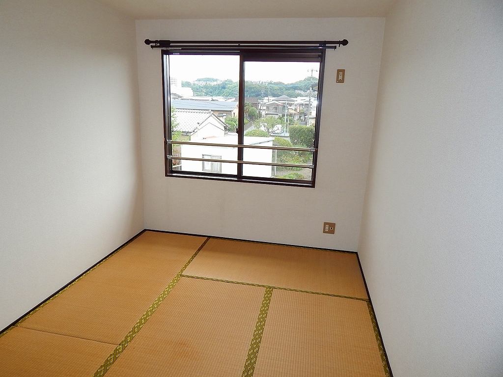 Other room space. Tatami is replaced on arrival.