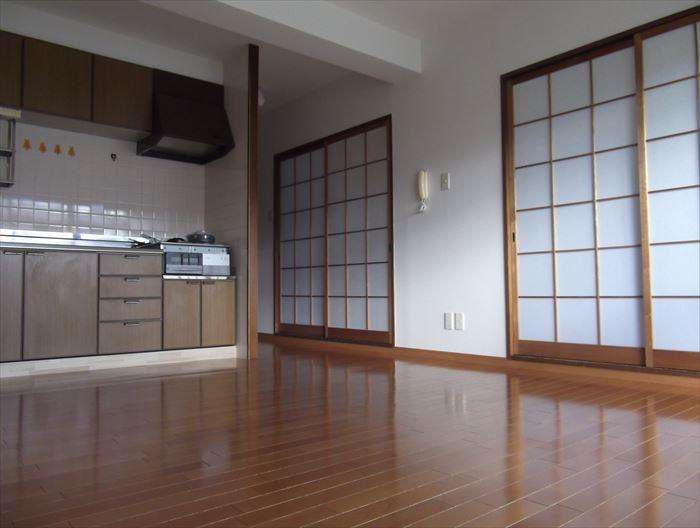 Living. I want a two-between the Japanese-style room from the living room