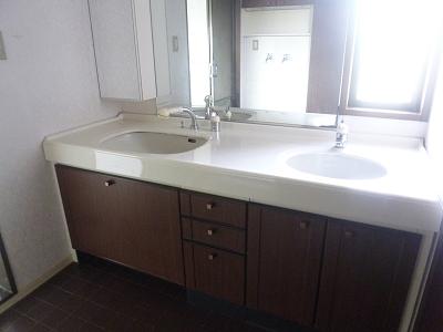 Wash basin, toilet. Indoor (12 May 2012) shooting
